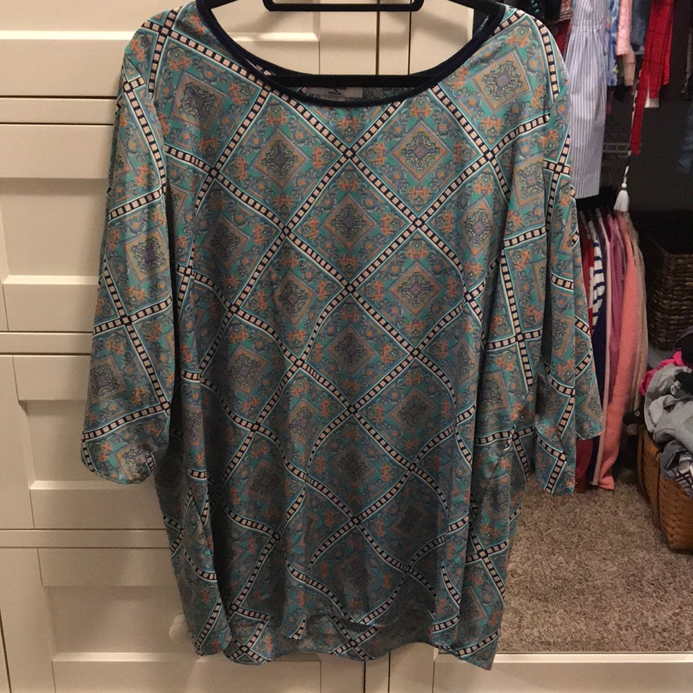Graphic green blouse